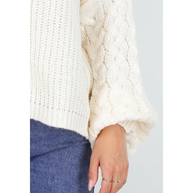 Cremefarbener Strickpullover mit Kordelärmel