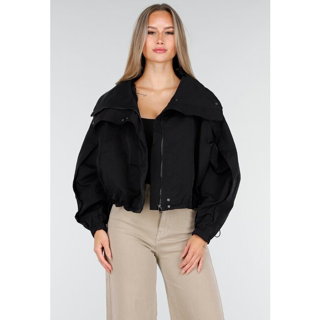 Schwarze kurze Windjacke mit breitem Überwurfverschluss