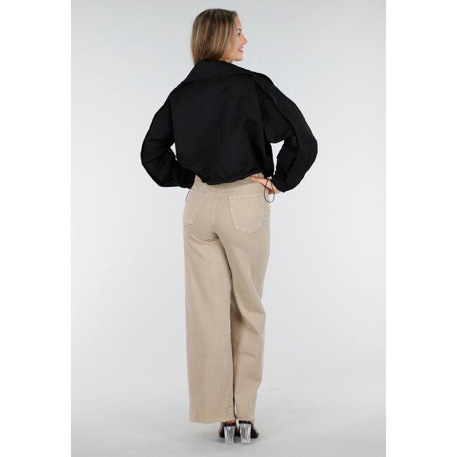 Schwarze kurze Windjacke mit breitem Überwurfverschluss