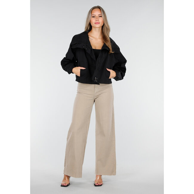 Schwarze kurze Windjacke mit breitem Überwurfverschluss