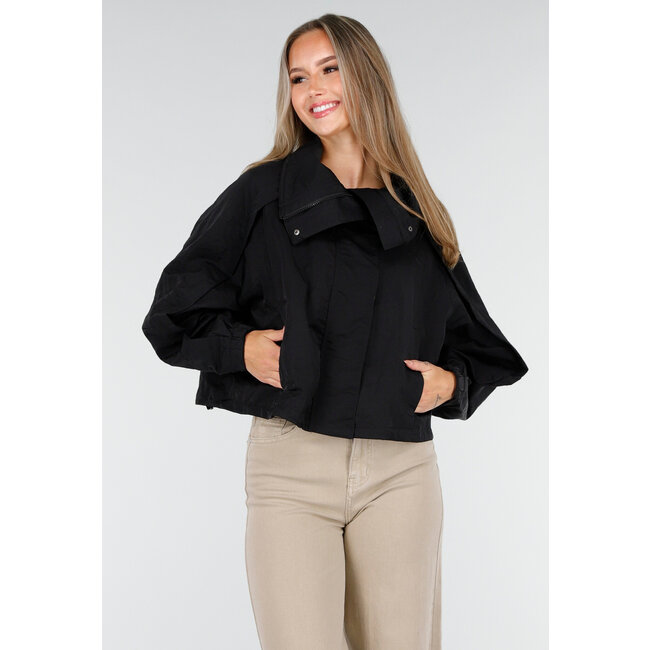 Schwarze kurze Windjacke mit breitem Überwurfverschluss