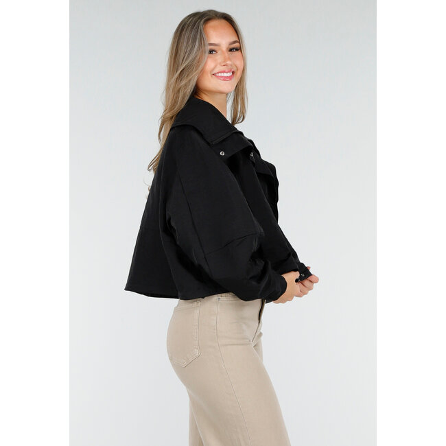 Schwarze kurze Windjacke mit breitem Überwurfverschluss