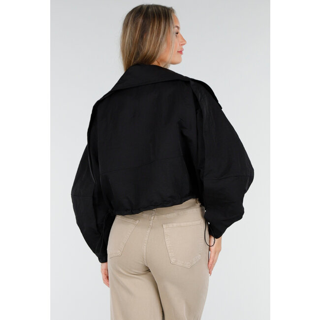 Schwarze kurze Windjacke mit breitem Überwurfverschluss