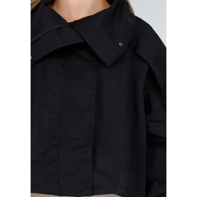 Schwarze kurze Windjacke mit breitem Überwurfverschluss