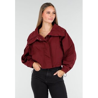 OP=OP.AV.10 Bordeauxrote, kurze, leichte Jacke