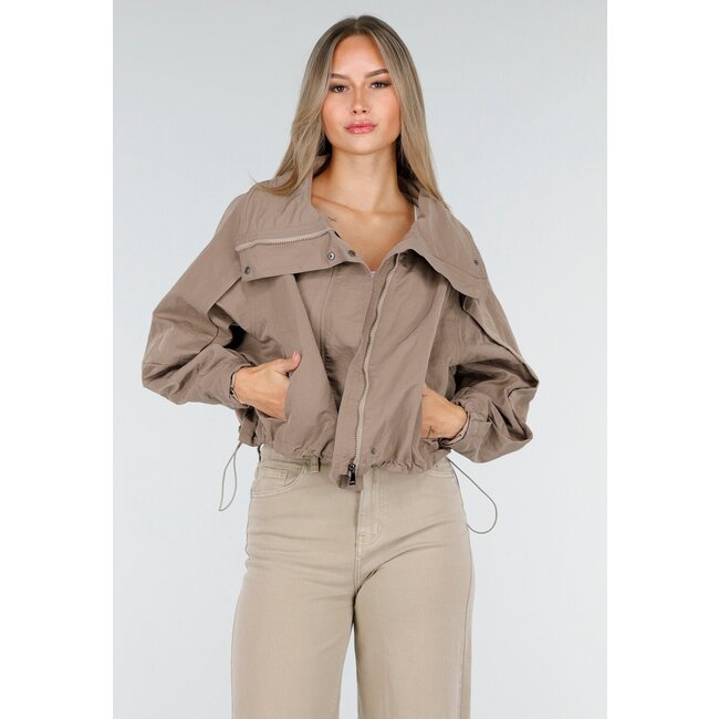 Taupefarbene kurze Jacke mit breitem Wickelverschluss