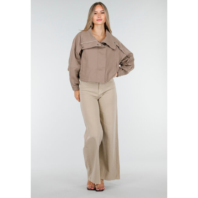 Taupefarbene kurze Jacke mit breitem Wickelverschluss