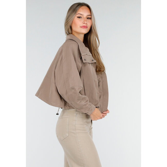 Taupefarbene kurze Jacke mit breitem Wickelverschluss