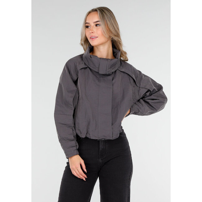 Taupefarbene kurze Jacke mit breitem Wickelverschluss