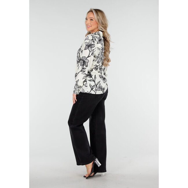 Weiße Bluse mit schwarzem Blumenmuster und langen Ärmeln
