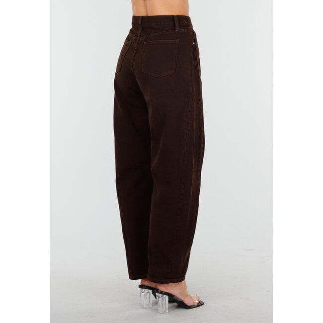 Dunkelbraune, hoch taillierte, locker sitzende, konisch zulaufende Hose mit Seitentaschen