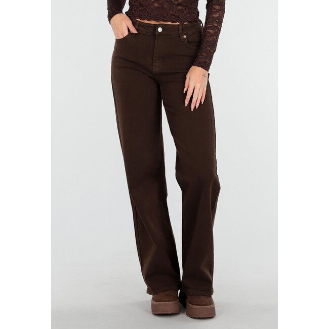 Braune gerade Jeanshose mit hoher Taille