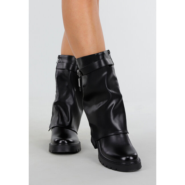 Kurze schwarze Stiefel mit Schaft und Schnallendetail