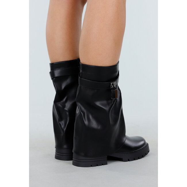 Kurze schwarze Stiefel mit Schaft und Schnallendetail