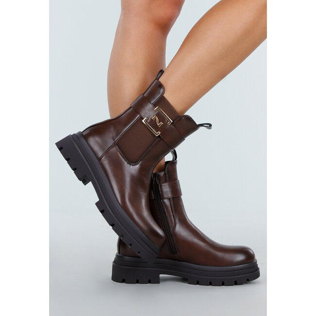 Braune Stiefeletten mit klobiger Sohle und goldfarbener Schnalle