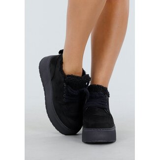 Schwarze Sneakers mit Fellfutter