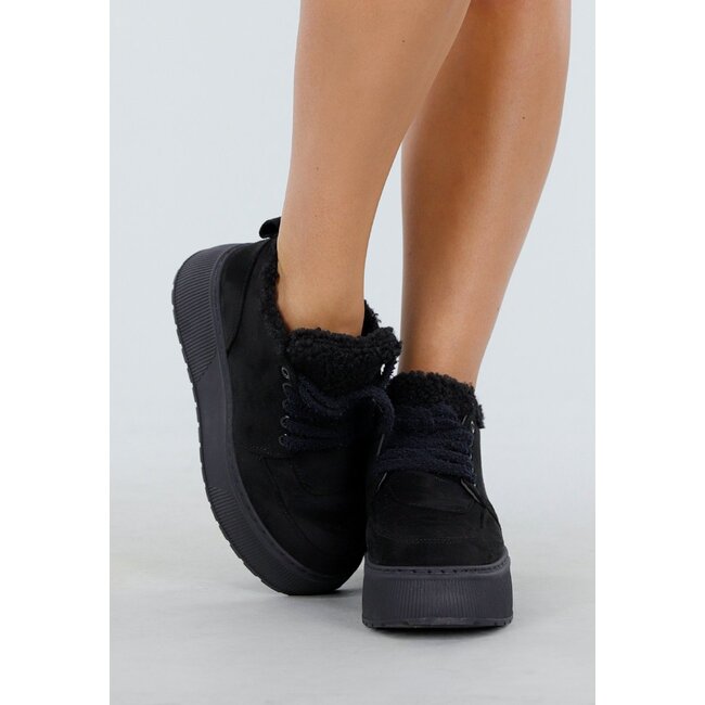 Schwarze Sneakers mit Fellfutter und dicker Plateausohle mit Schnürsenkeln und Reißverschluss