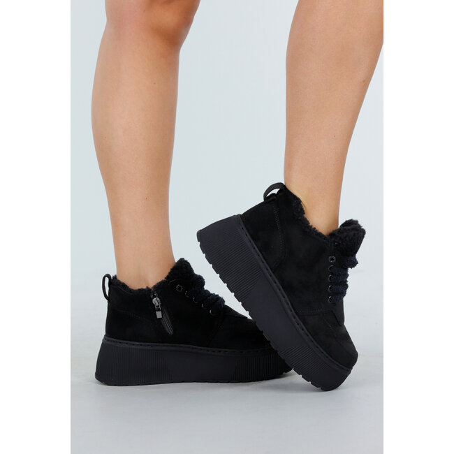 Schwarze Sneakers mit Fellfutter und dicker Plateausohle mit Schnürsenkeln und Reißverschluss