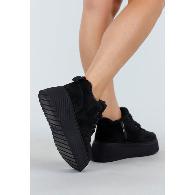 Schwarze Sneakers mit Fellfutter und dicker Plateausohle mit Schnürsenkeln und Reißverschluss