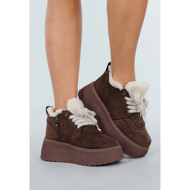 Dunkelbraune Wildledersneaker mit Plateausohle und warmem Futter