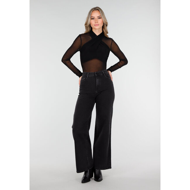 Schwarzes Mesh-Crop-Top mit Wasserfallausschnitt und Stretchanteil