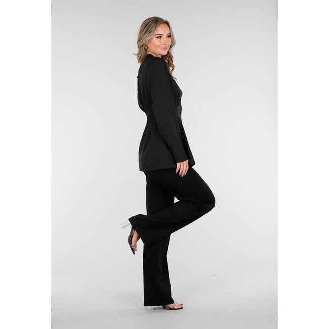 Schwarzer taillierter Blazer ohne Kragen