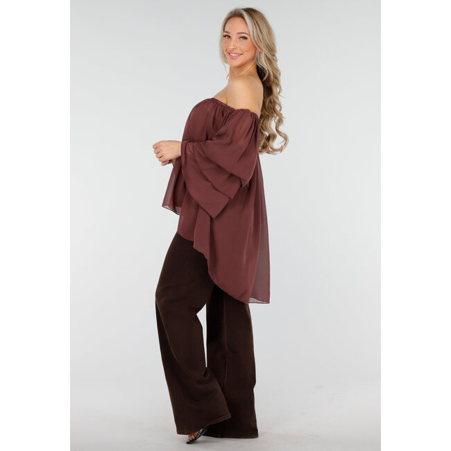 Dunkelbraune Off-Shoulder-Bluse mit weiten Ärmeln und Volant