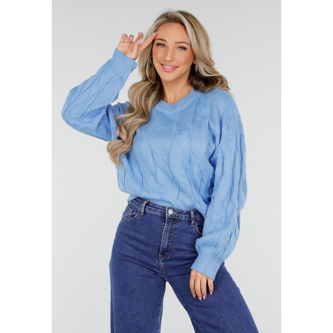 Blauer, kabelgestrickter Pullover mit Rundhalsausschnitt und langen Ärmeln