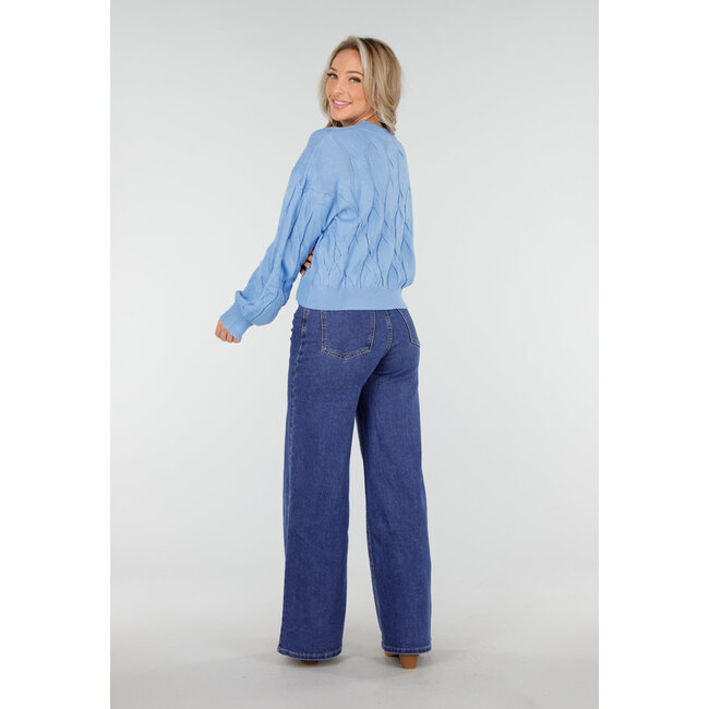 Blauer, kabelgestrickter Pullover mit Rundhalsausschnitt und langen Ärmeln