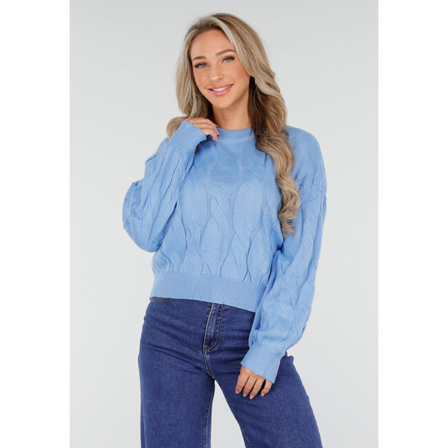 Blauer, kabelgestrickter Pullover mit Rundhalsausschnitt und langen Ärmeln