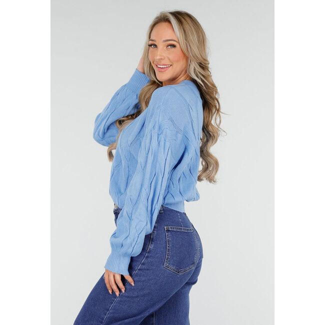 Blauer, kabelgestrickter Pullover mit Rundhalsausschnitt und langen Ärmeln