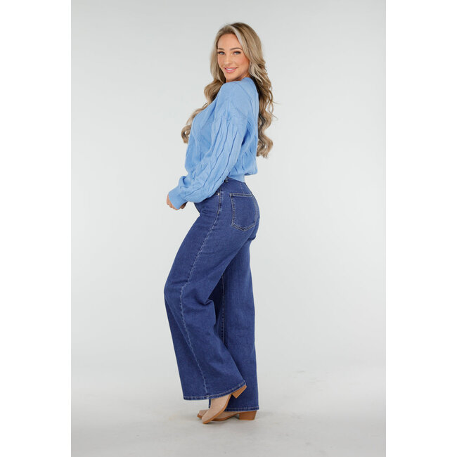 Blauer, kabelgestrickter Pullover mit Rundhalsausschnitt und langen Ärmeln