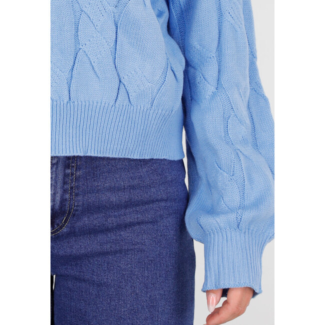 Blauer, kabelgestrickter Pullover mit Rundhalsausschnitt und langen Ärmeln