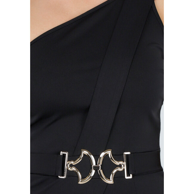 Schwarzer One-Shoulder-Jumpsuit mit goldenem Gürtel und geradem Bein