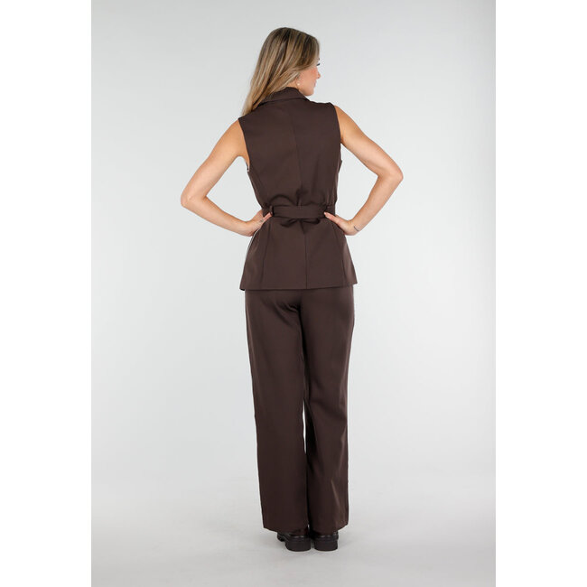 Dunkelbraunes zweiteiliges Set mit ärmellosem Gilet und gerader Hose mit weißen Streifen