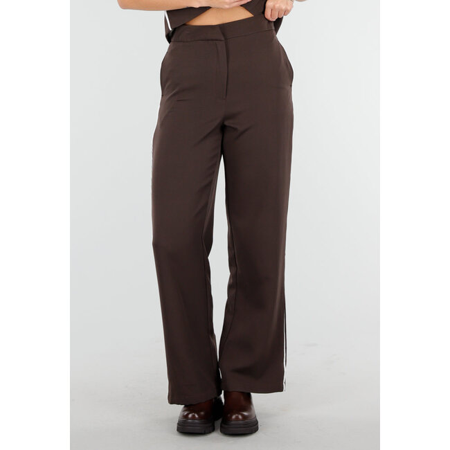 Dunkelbraunes zweiteiliges Set mit ärmellosem Gilet und gerader Hose mit weißen Streifen