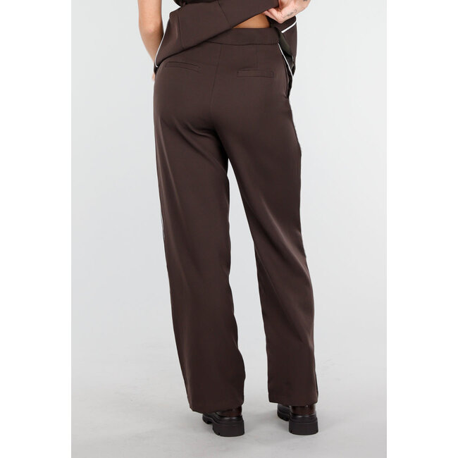 Dunkelbraunes zweiteiliges Set mit ärmellosem Gilet und gerader Hose mit weißen Streifen