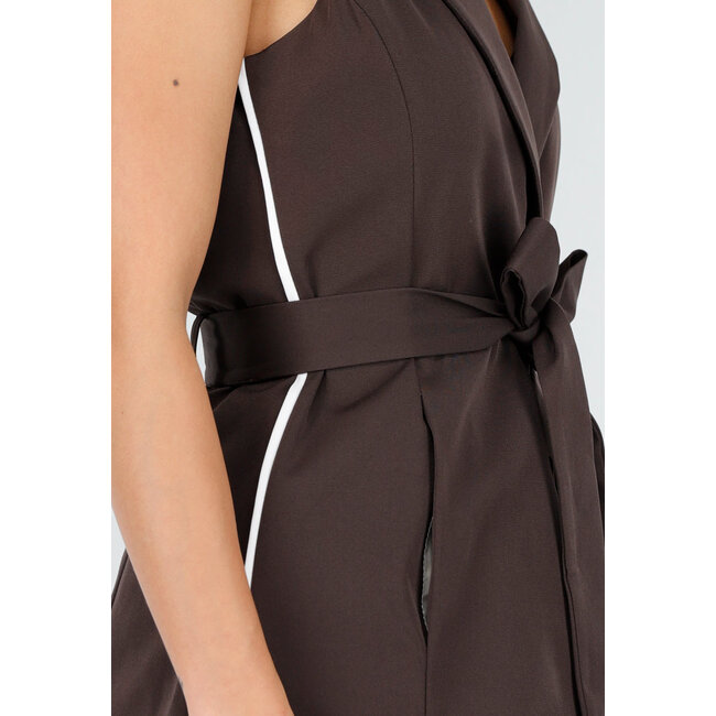 Dunkelbraunes zweiteiliges Set mit ärmellosem Gilet und gerader Hose mit weißen Streifen