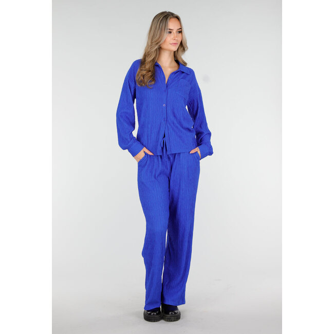 Kobaltblaues zweiteiliges Set mit Stretchbluse und gerader Hose