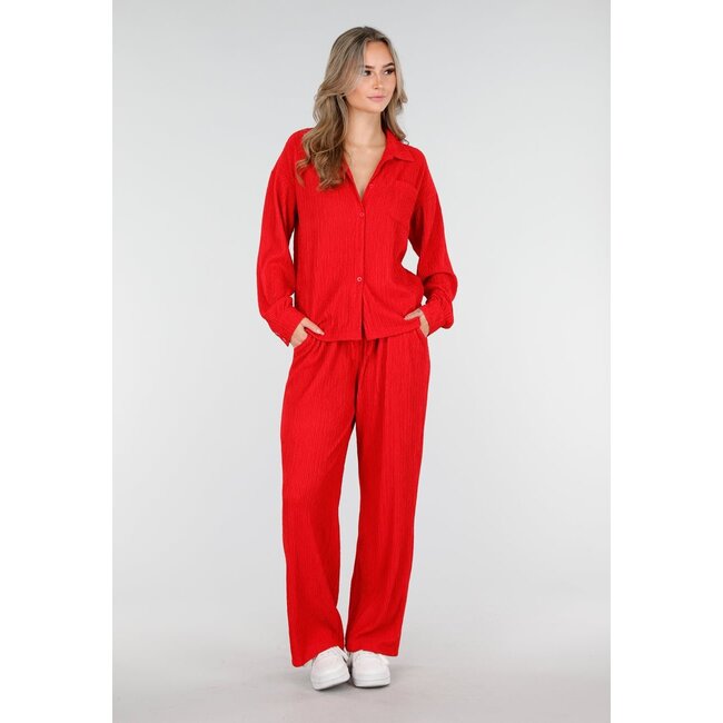 Rotes Plissé-Zweiteiler-Set mit locker fallender Bluse und gerader Hose