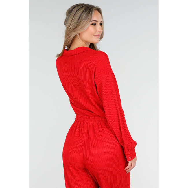 Rotes Plissé-Zweiteiler-Set mit locker fallender Bluse und gerader Hose