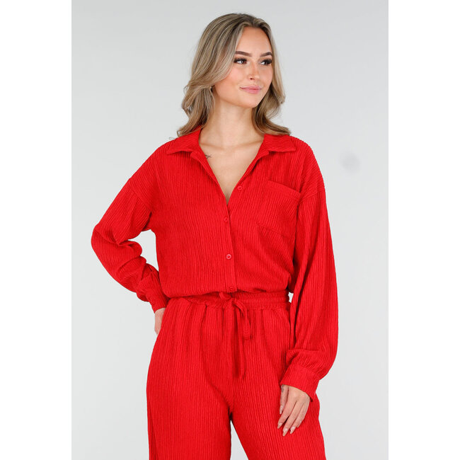 Rotes Plissé-Zweiteiler-Set mit locker fallender Bluse und gerader Hose