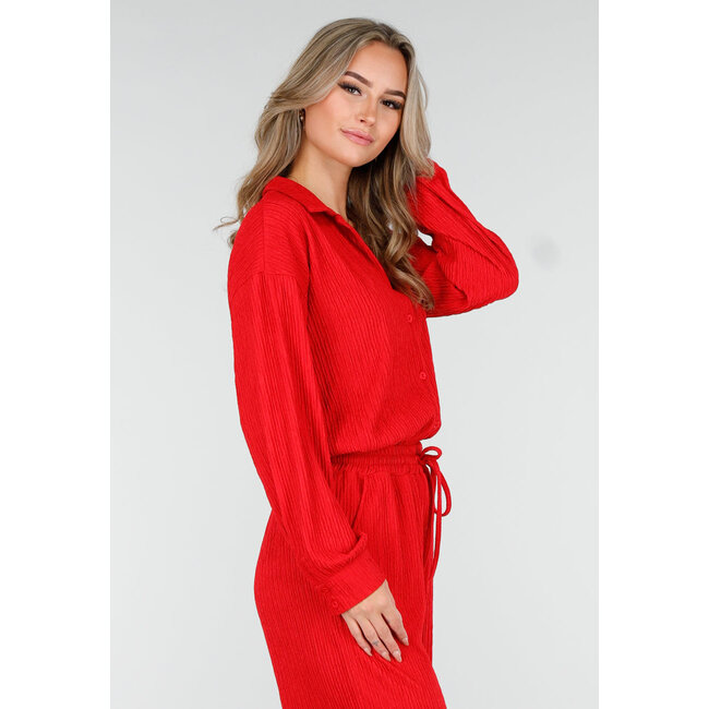 Rotes Plissé-Zweiteiler-Set mit locker fallender Bluse und gerader Hose