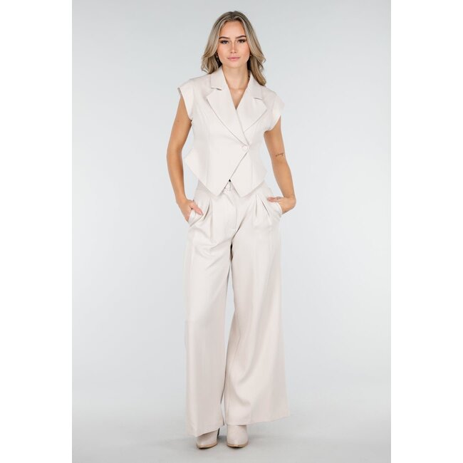 Beiges zweiteiliges Set mit ärmellosem Gilet und Plisseehose mit hoher Taille