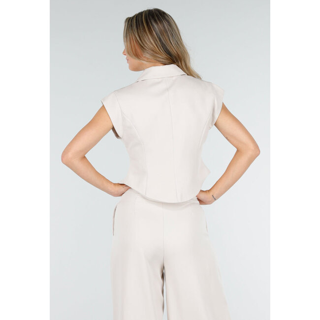 Beiges zweiteiliges Set mit ärmellosem Gilet und Plisseehose mit hoher Taille