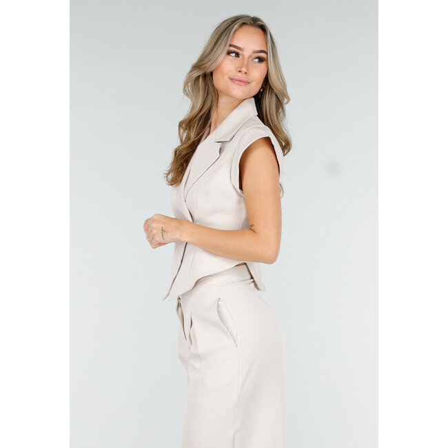 Beiges zweiteiliges Set mit ärmellosem Gilet und Plisseehose mit hoher Taille