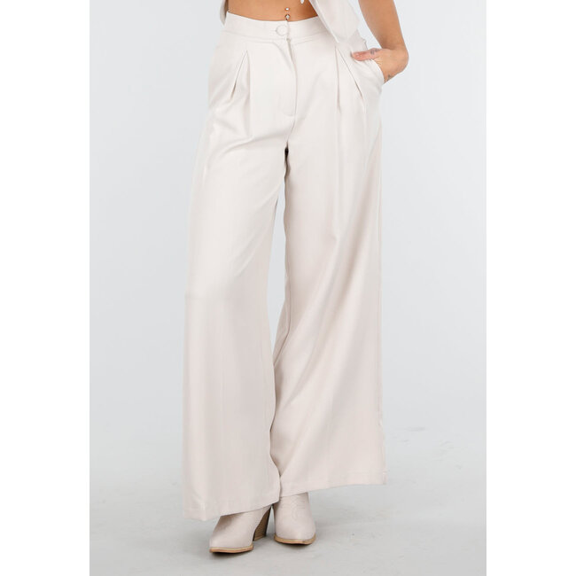 Beiges zweiteiliges Set mit ärmellosem Gilet und Plisseehose mit hoher Taille