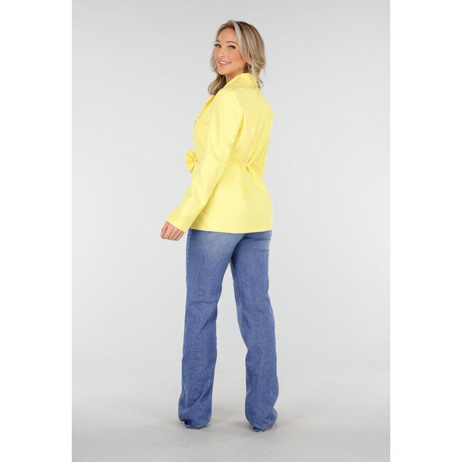 Gelber Blazer mit Gürtel und Blumenverzierung an der Taille