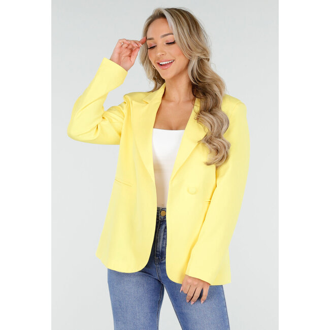 Gelber Blazer mit Gürtel und Blumenverzierung an der Taille