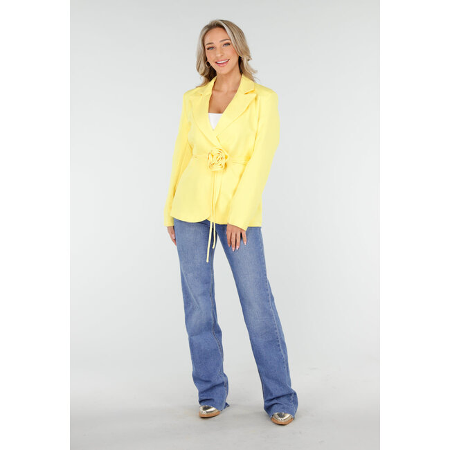Gelber Blazer mit Gürtel und Blumenverzierung an der Taille